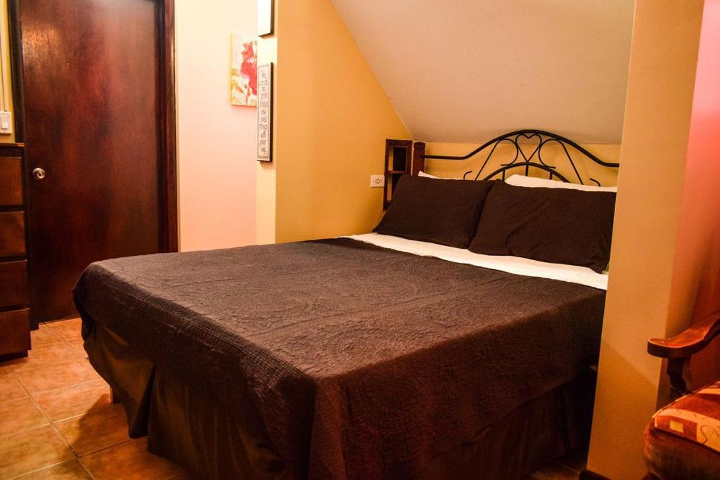 Brownstone Guesthouses Nassau Ngoại thất bức ảnh