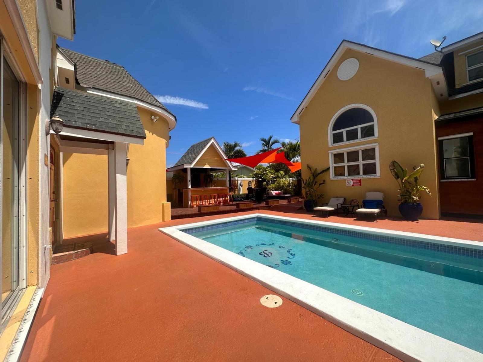 Brownstone Guesthouses Nassau Ngoại thất bức ảnh