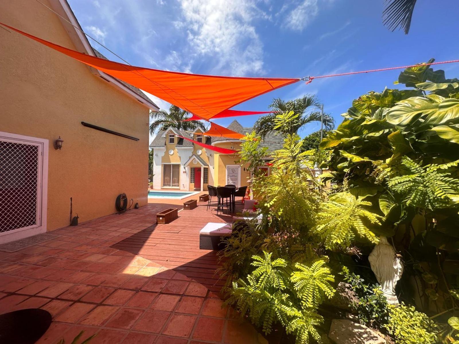 Brownstone Guesthouses Nassau Ngoại thất bức ảnh